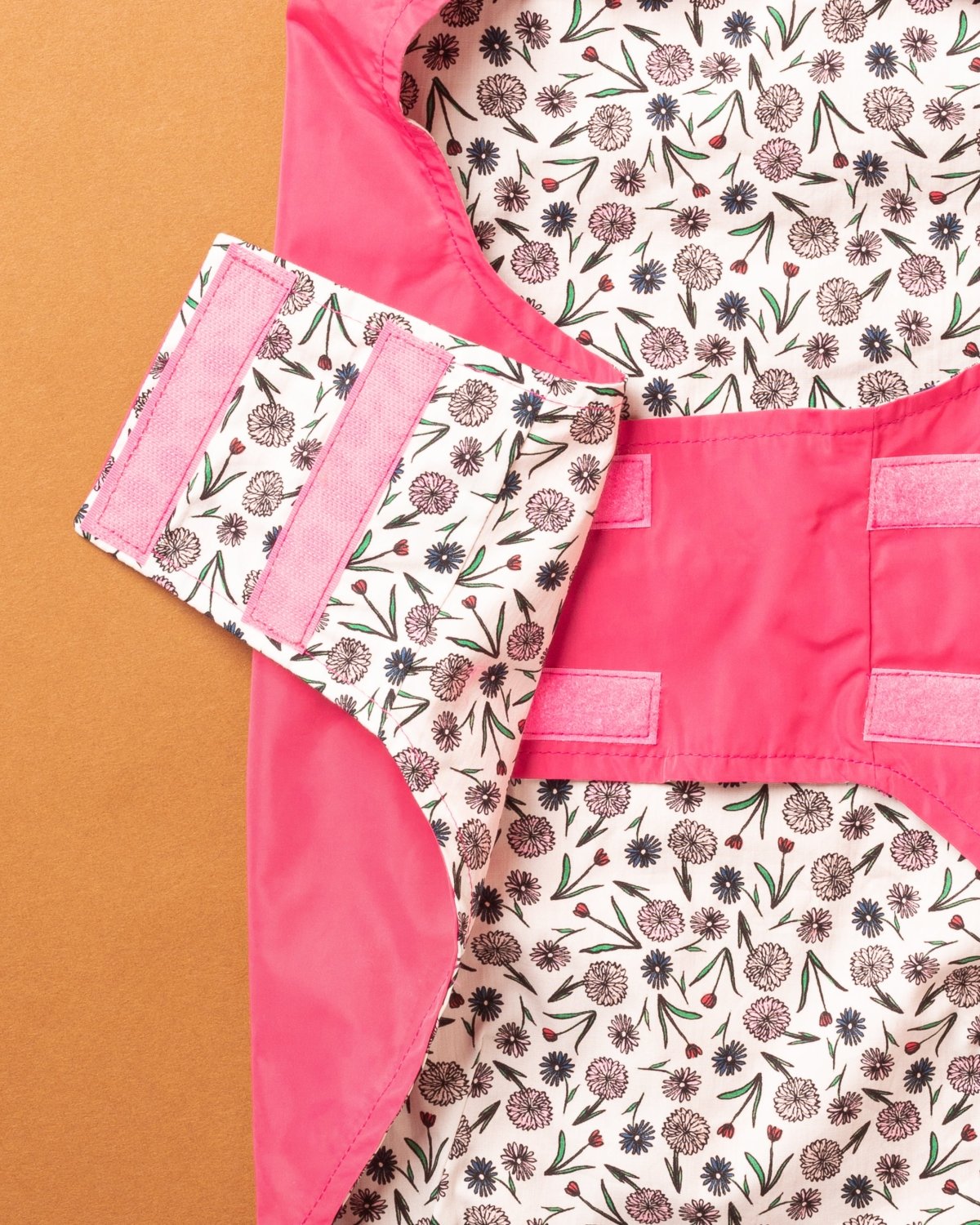 Gabardine Rosa com capuz - Tata's Concept ®️