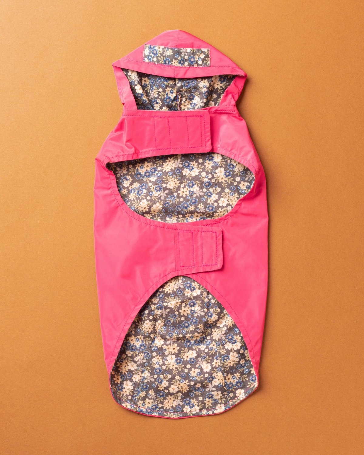 Gabardine Rosa com capuz - Tata's Concept ®️